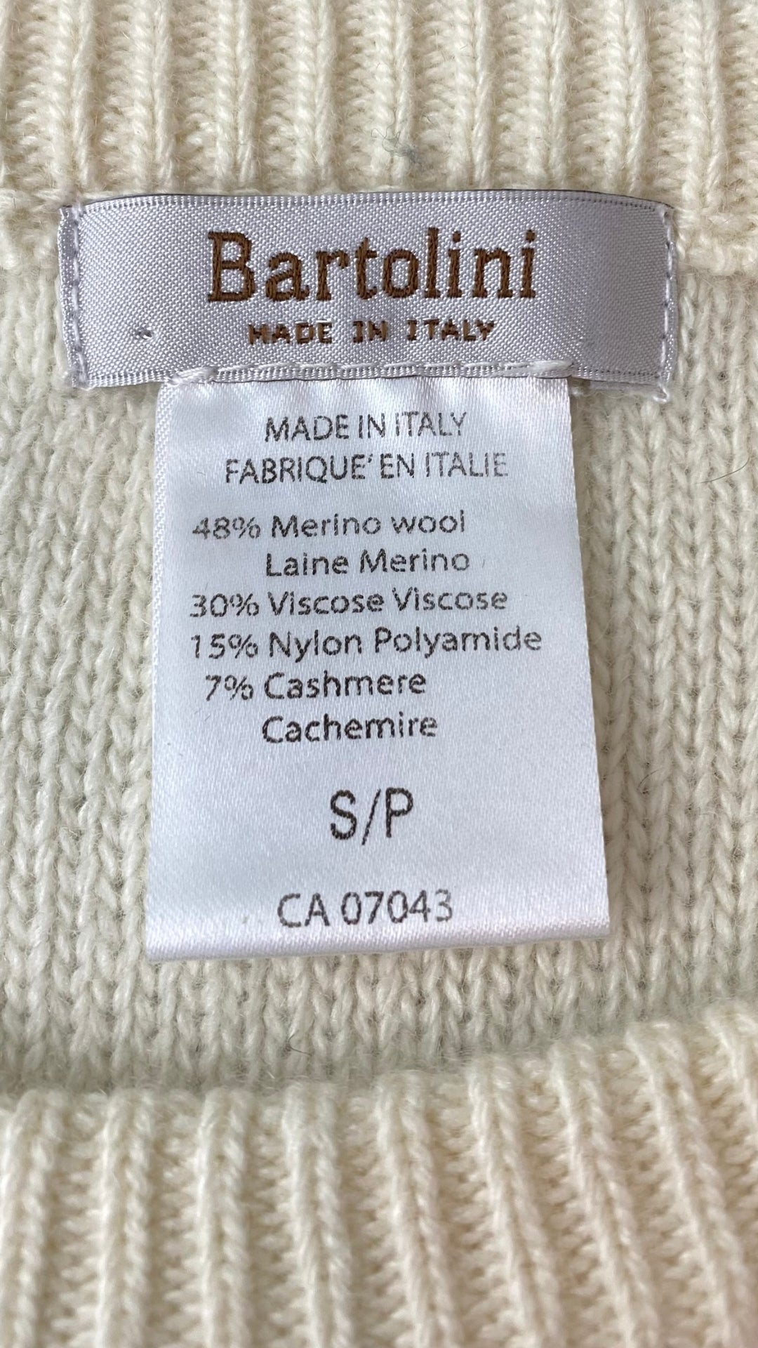 Chandail tricot douillet crème à franges Bartolini, taille small. Vue de l'étiquette de marque et taille et composition.