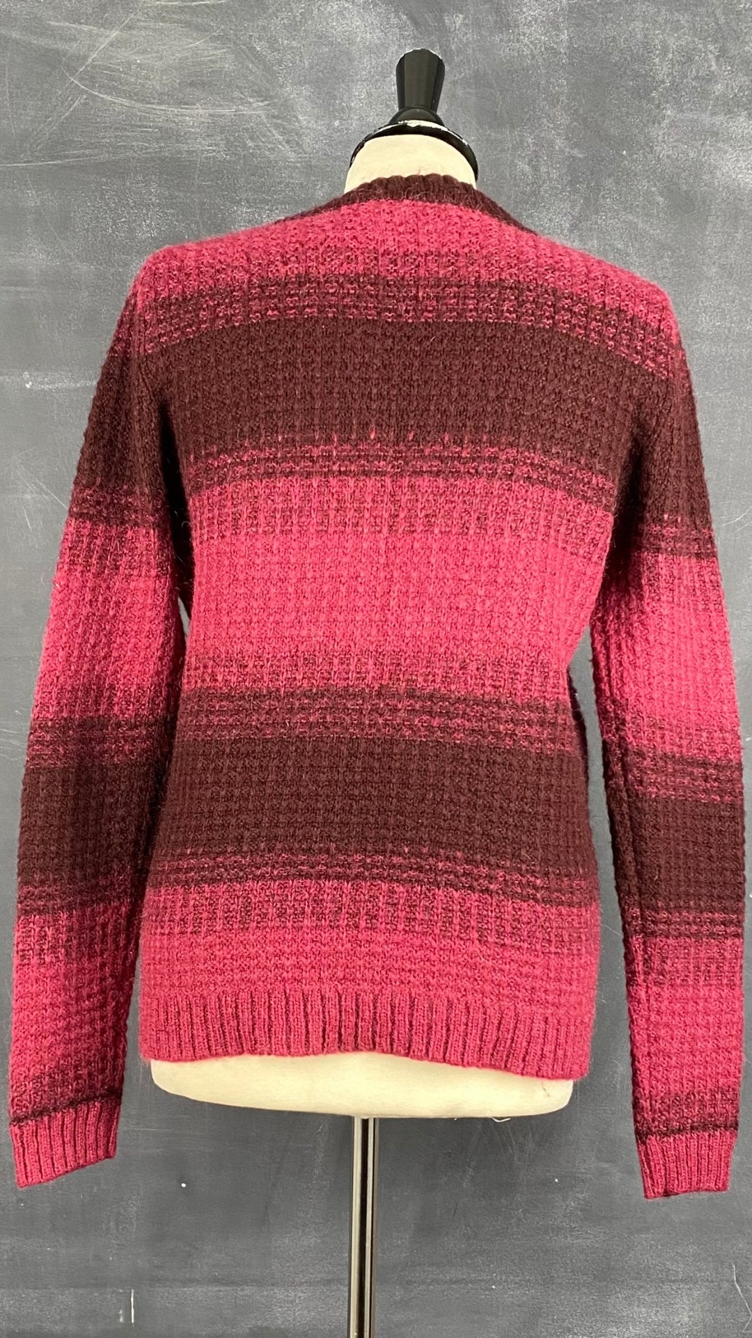 Chandail tricot douillet duo de rouge Contemporaine, taille large. Vue de dos.