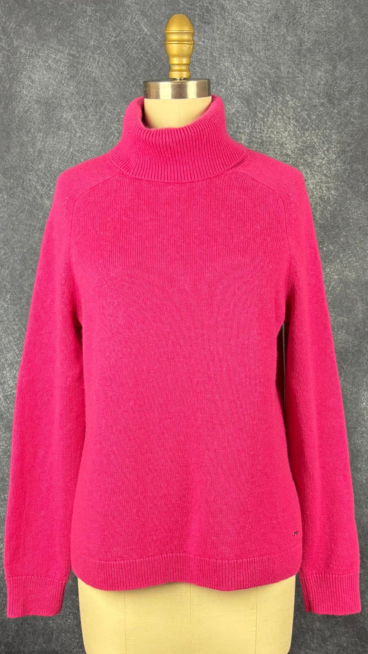 Chandail douillet en tricot à col roulé fuchsia, Brax, taille 40 (m/l). Vue de face.
