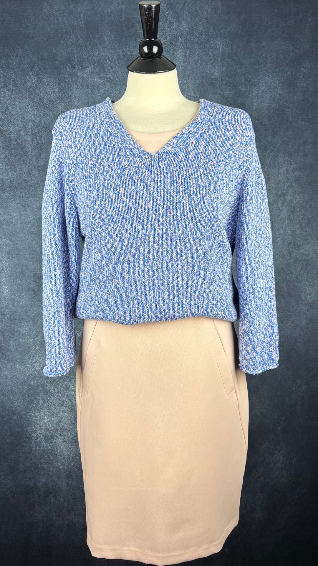 Chandail en tricot douillet pastel à encolure en V Olsen, taille 12 (m/l). Vue de l'agencement avec la robe rose doux de Part Two.
