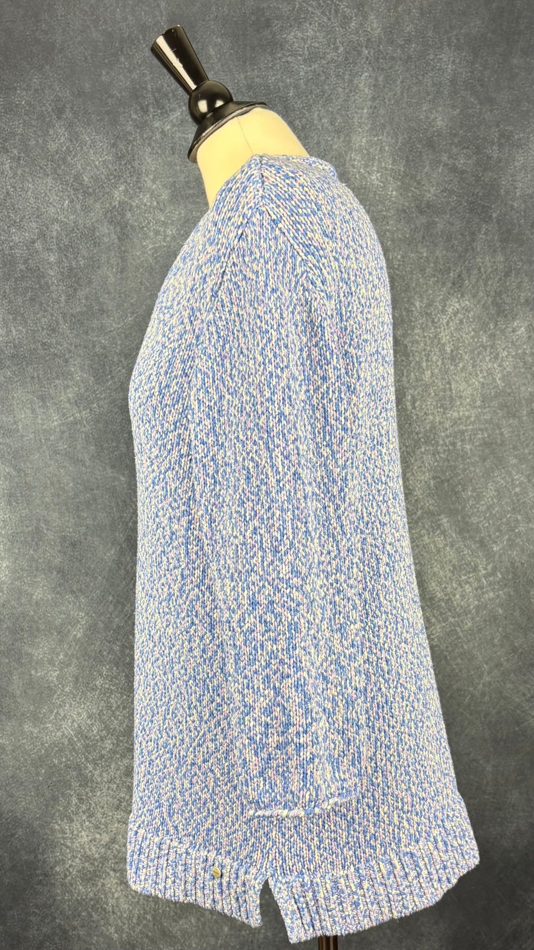 Chandail en tricot douillet pastel à encolure en V Olsen, taille 12 (m/l). Vue de côté.