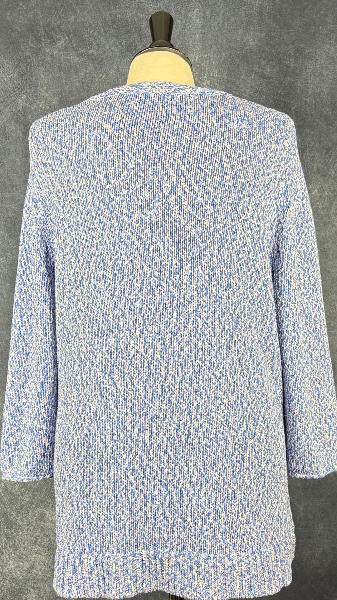 Chandail en tricot douillet pastel à encolure en V Olsen, taille 12 (m/l). Vue de dos.