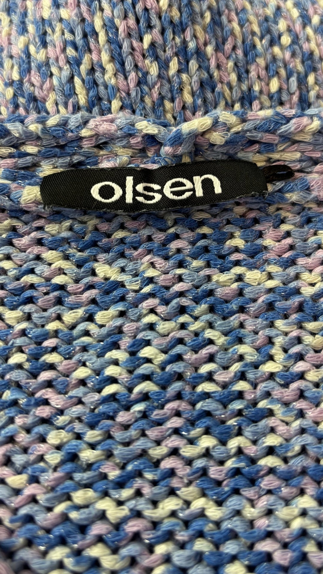 Chandail en tricot douillet pastel à encolure en V Olsen, taille 12 (m/l). Vue de l'étiquette.