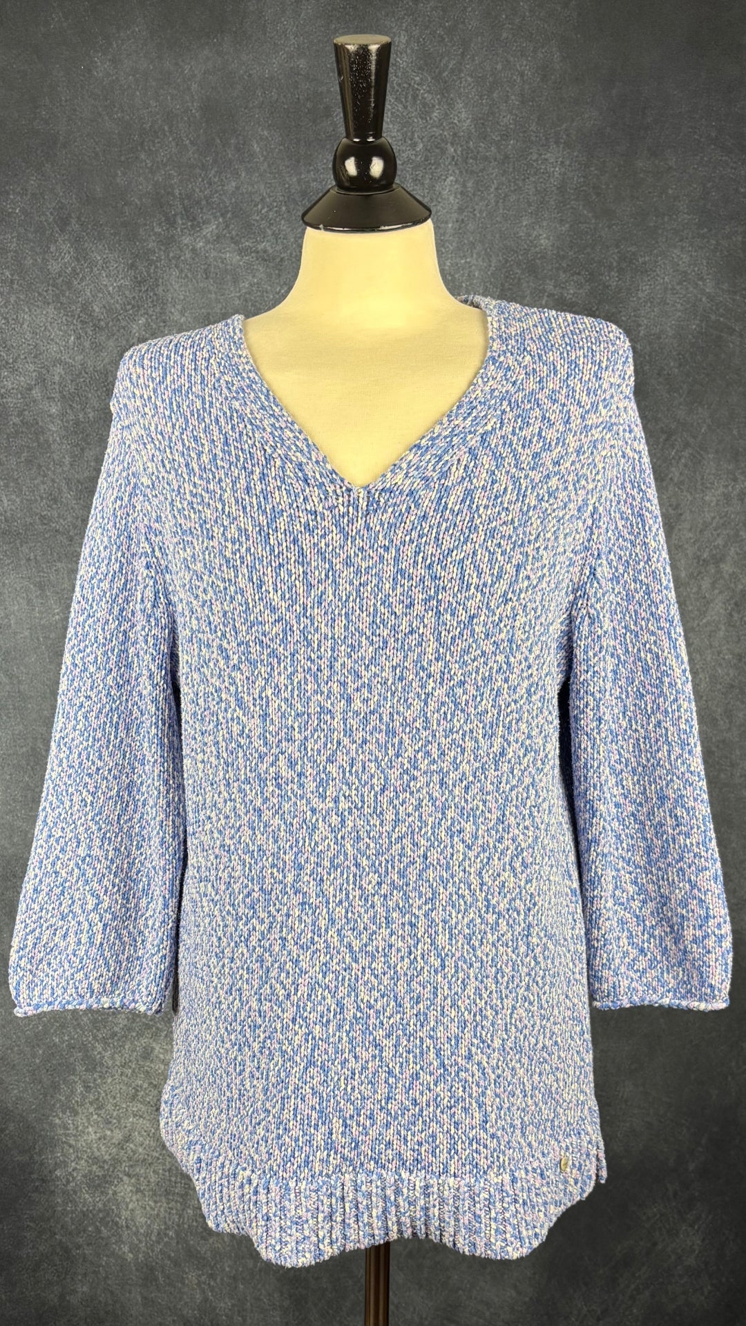 Chandail en tricot douillet pastel à encolure en V Olsen, taille 12 (m/l). Vue de face.