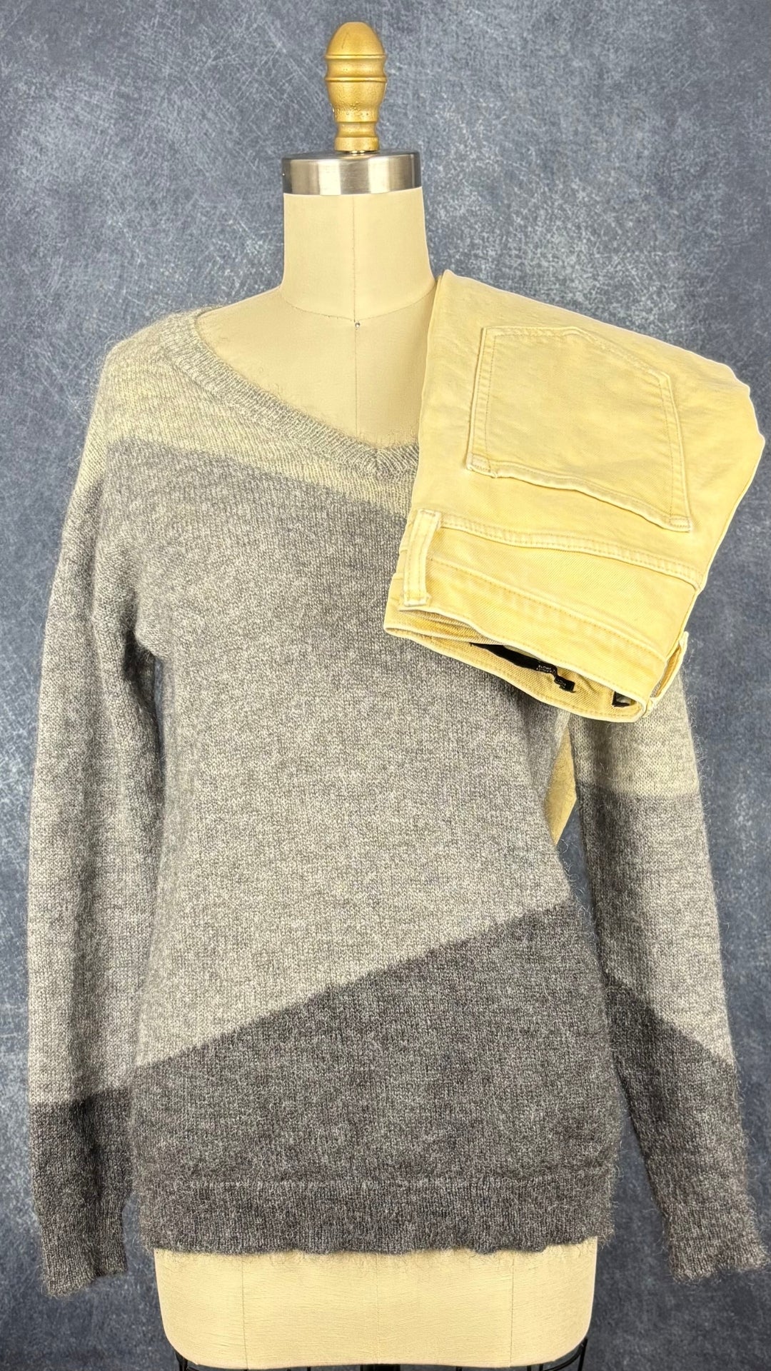 Chandail en tricot duveteux nuances de gris Part Two, taille medium (s). Vue de l'agencement avec le jeans jaune doux.