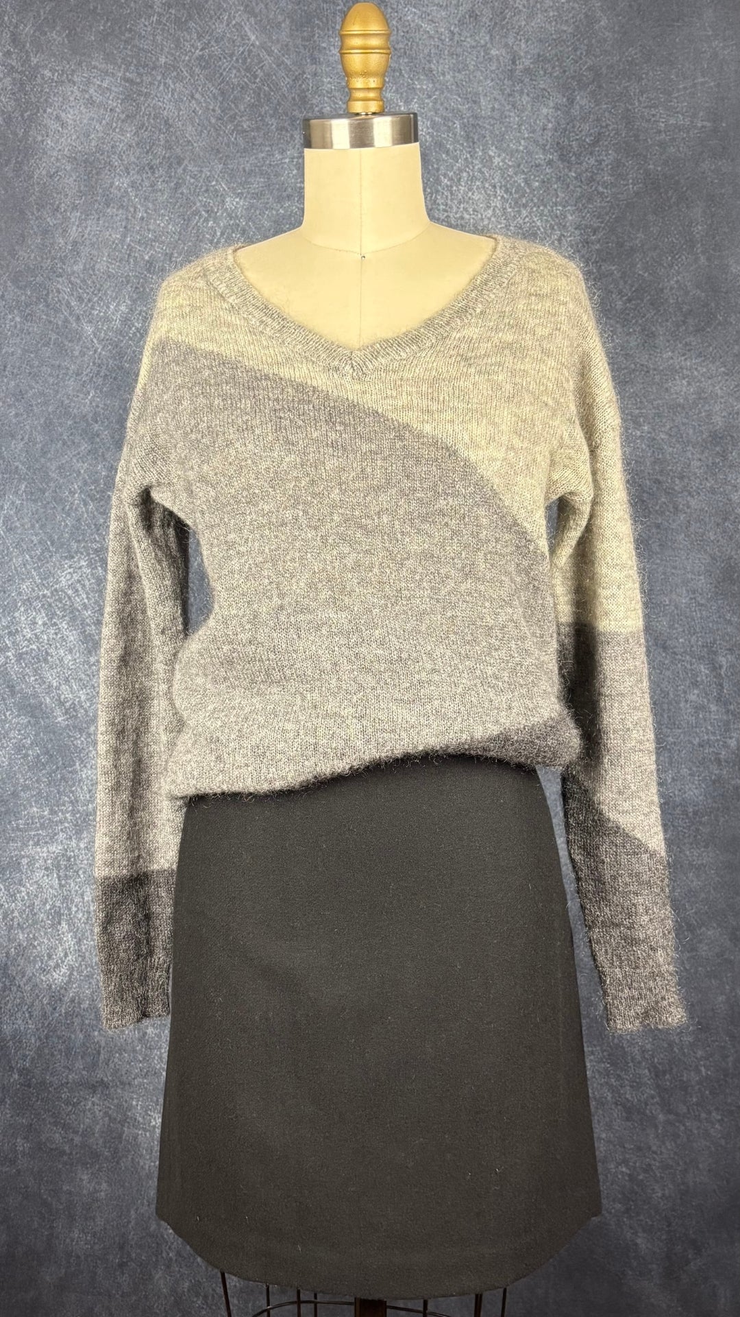 Chandail en tricot duveteux nuances de gris Part Two, taille medium (s). Vue de l'agencement avec la jupe en lainage noir J.Crew.