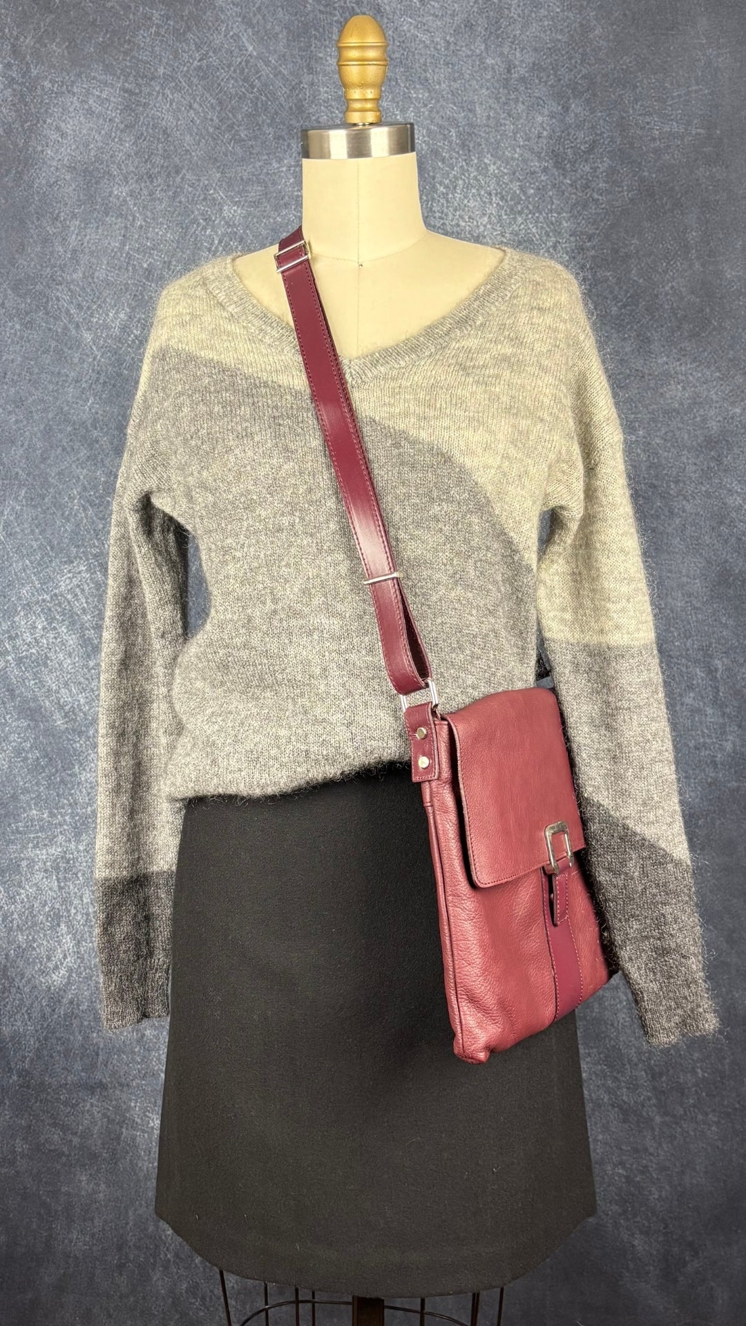 Chandail en tricot duveteux nuances de gris Part Two, taille medium (s). Vue de l'agencement avec la jupe noire J.Crew et le sac à main bordeaux The Trend.