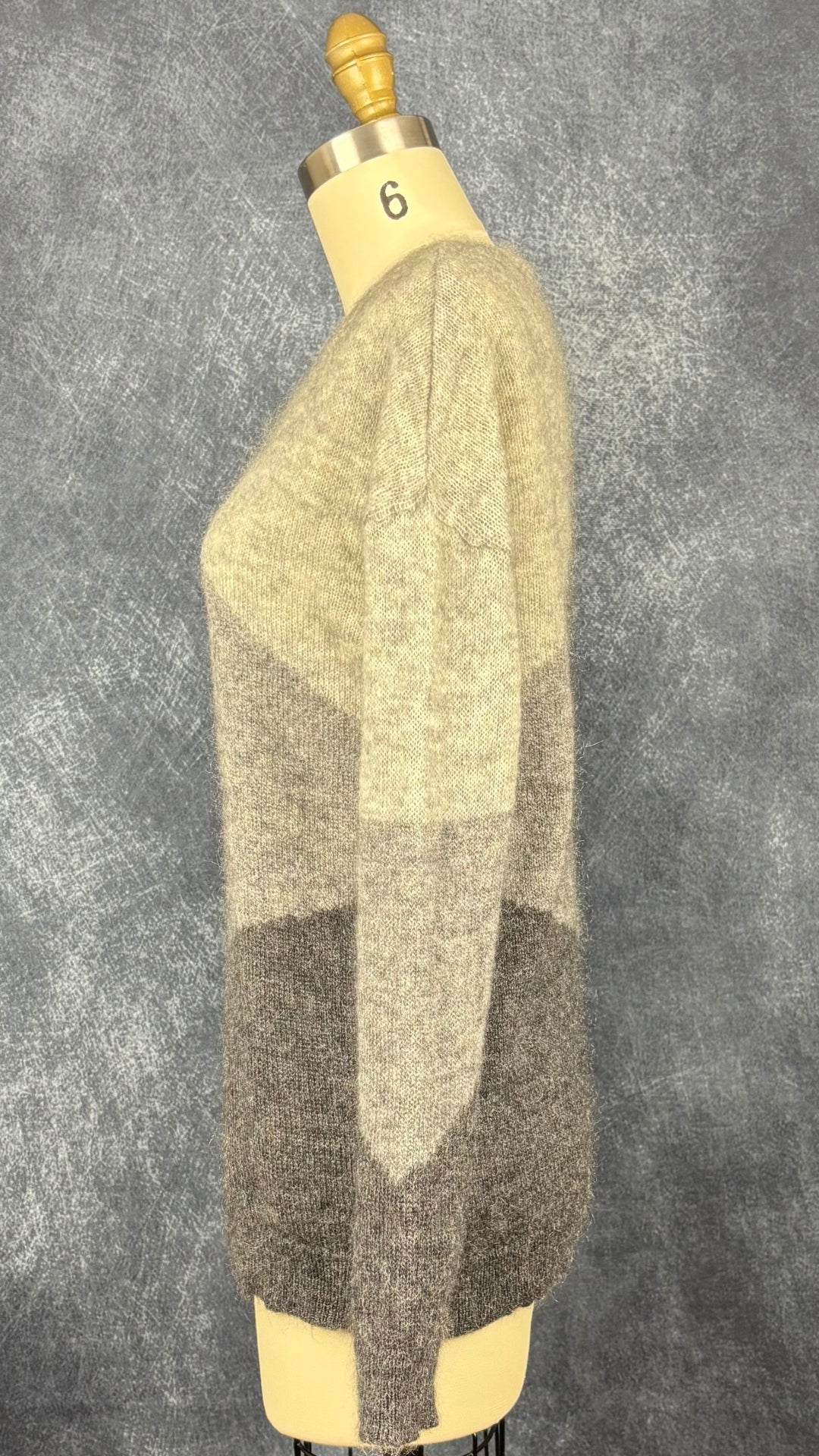 Chandail en tricot duveteux nuances de gris Part Two, taille medium (s). Vue de côté.