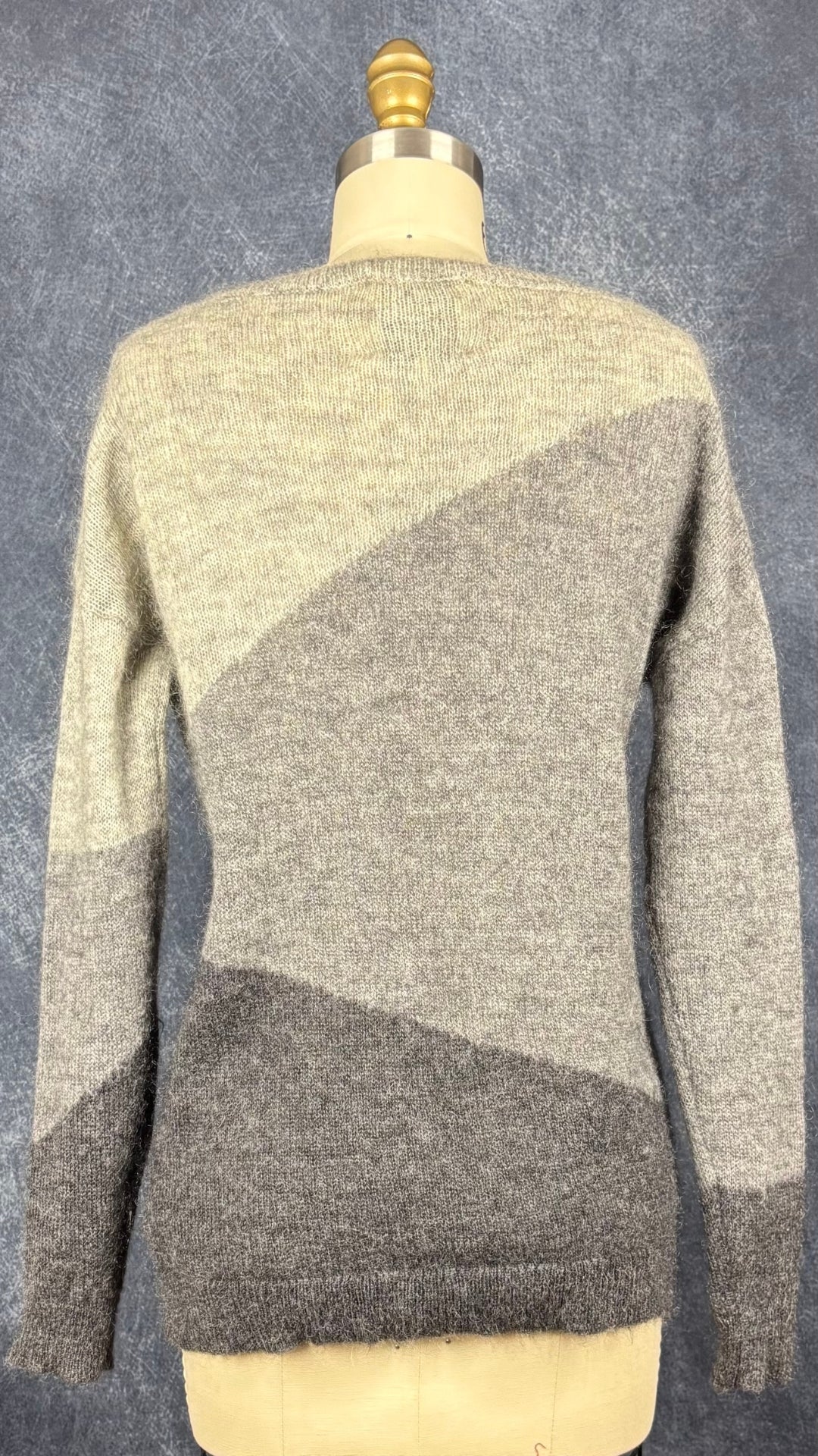 Chandail en tricot duveteux nuances de gris Part Two, taille medium (s). Vue de dos.