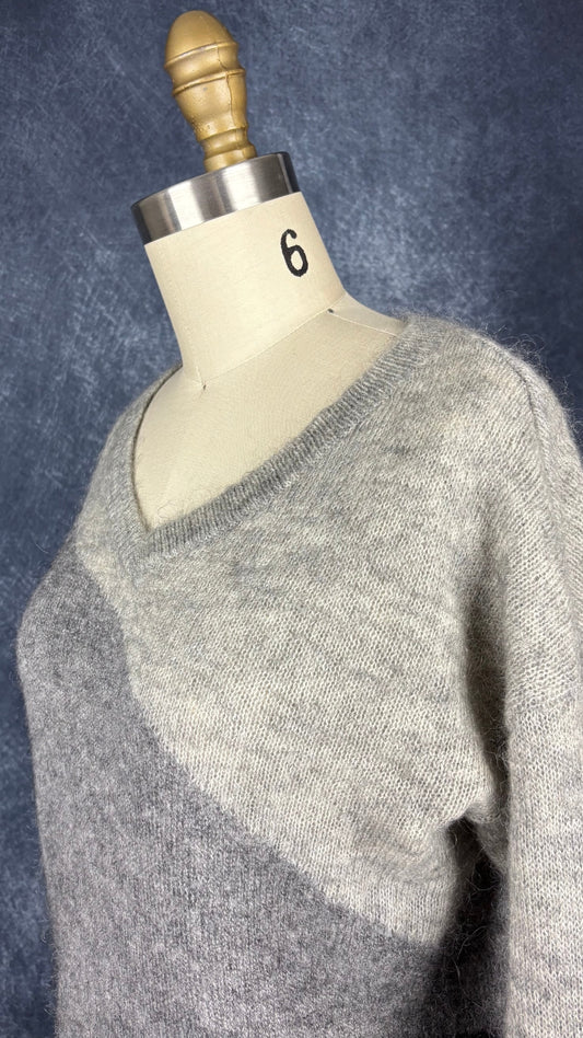 Chandail en tricot duveteux nuances de gris Part Two, taille medium (s). Vue de l'encolure.