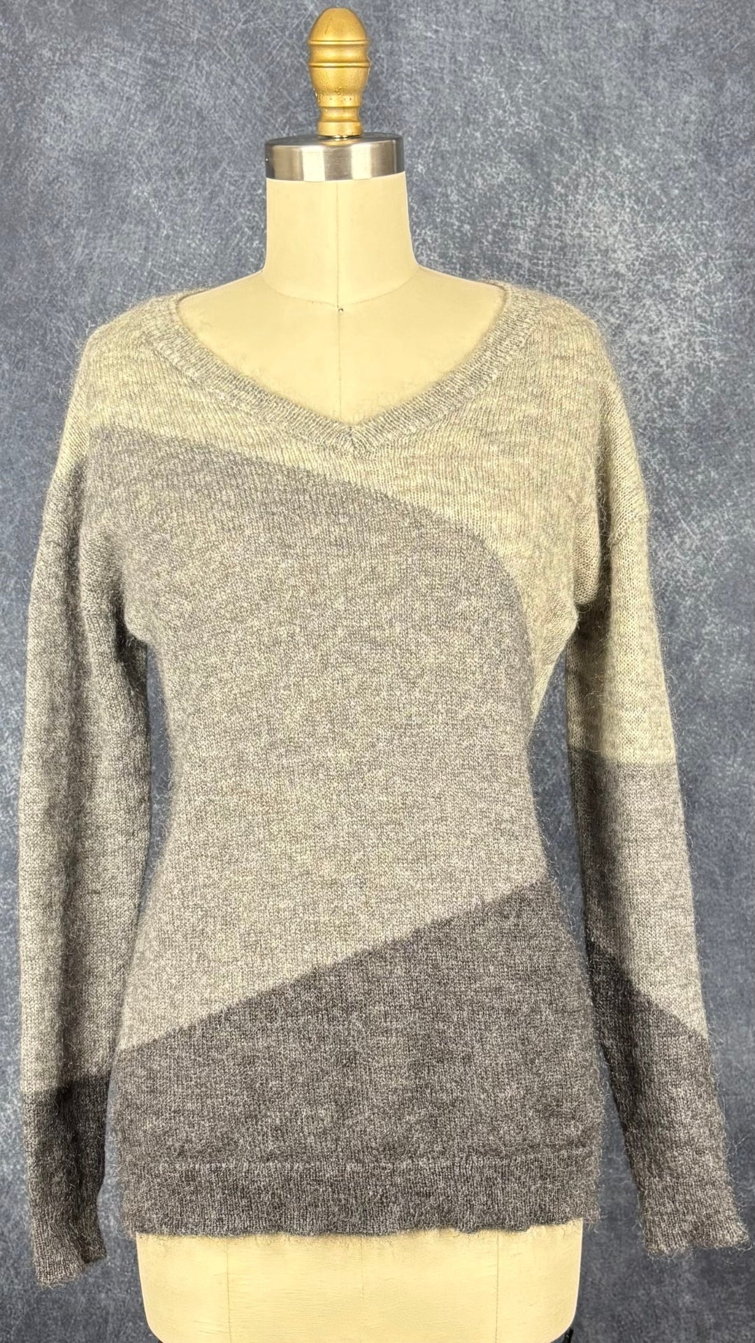 Chandail en tricot duveteux nuances de gris Part Two, taille medium (s). Vue de face.