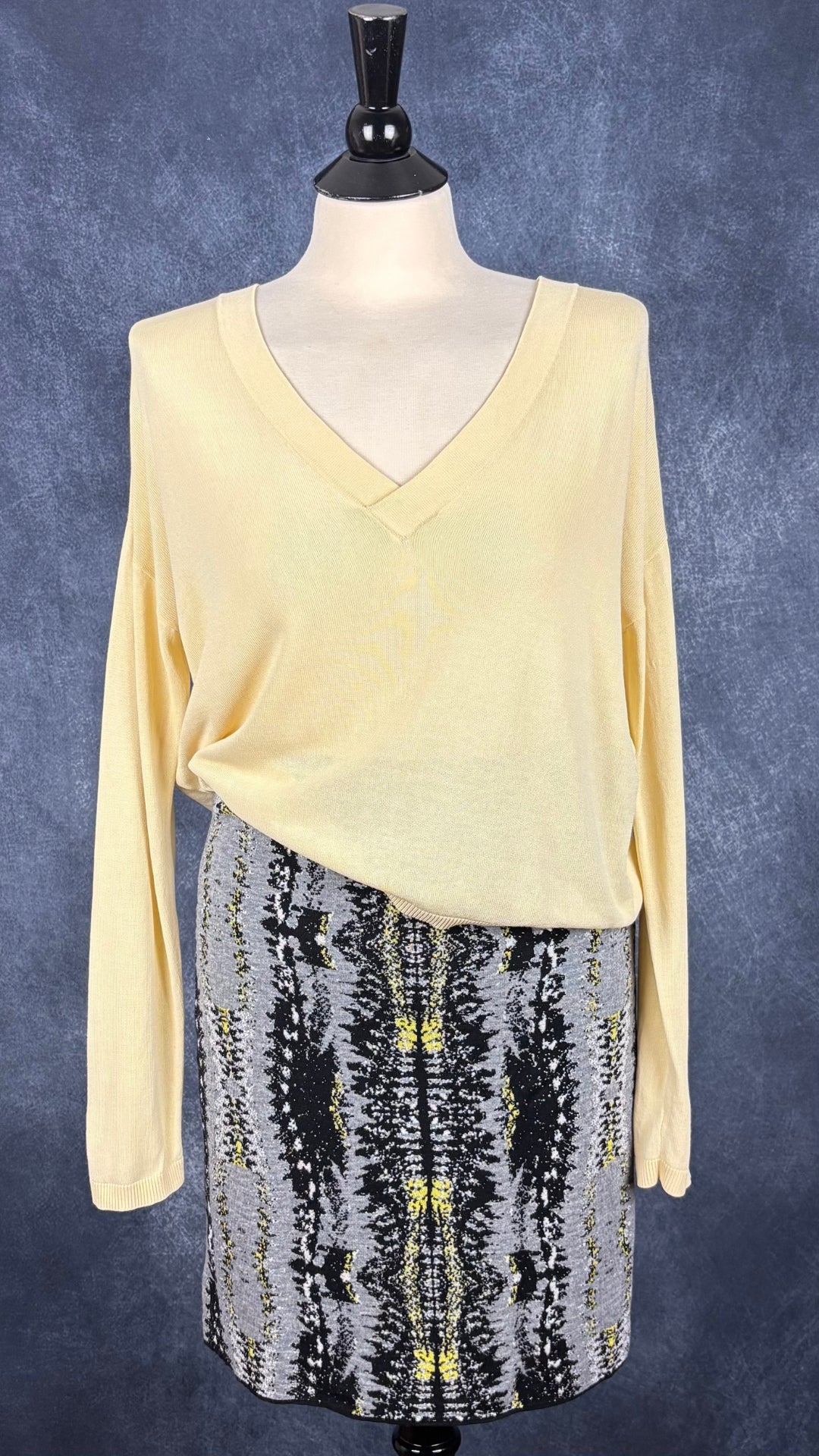 Chandail en tricot fin jaune doux à col en V large Samsøe Samsøe, taille estimée à small. Vue de l'agencement avec la jupe en fine maille Marc Cain.