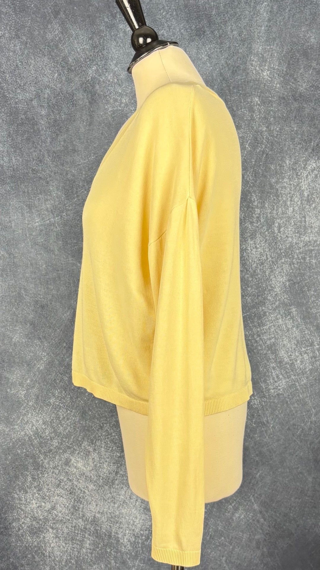 Chandail en tricot fin jaune doux à col en V large Samsøe Samsøe, taille estimée à small. Vue de côté.