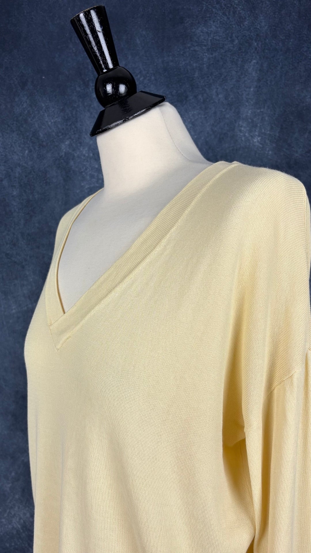 Chandail en tricot fin jaune doux à col en V large Samsøe Samsøe, taille estimée à small. Vue de l'encolure.