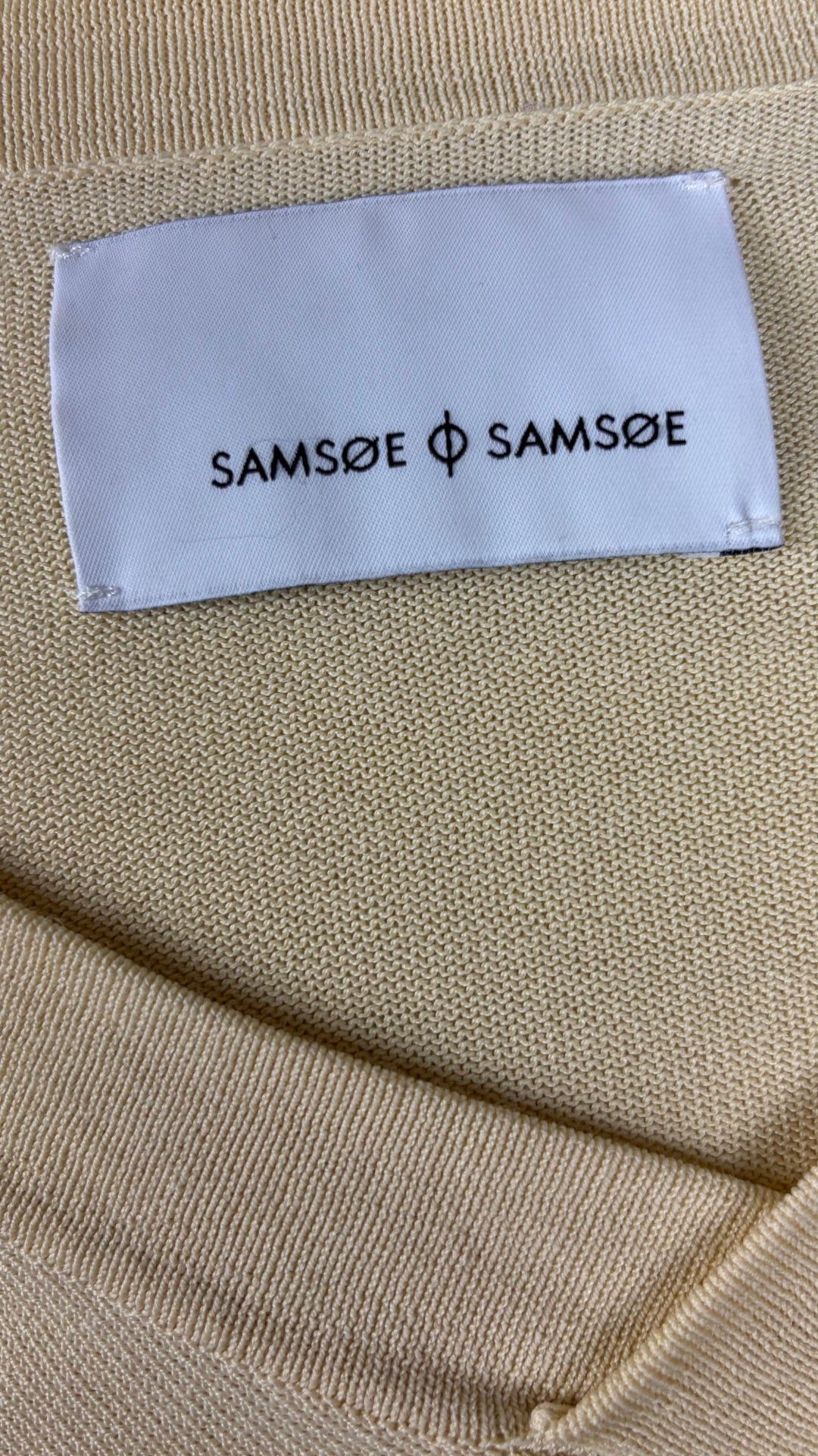 Chandail en tricot fin jaune doux à col en V large Samsøe Samsøe, taille estimée à small. Vue de l'étiquette.
