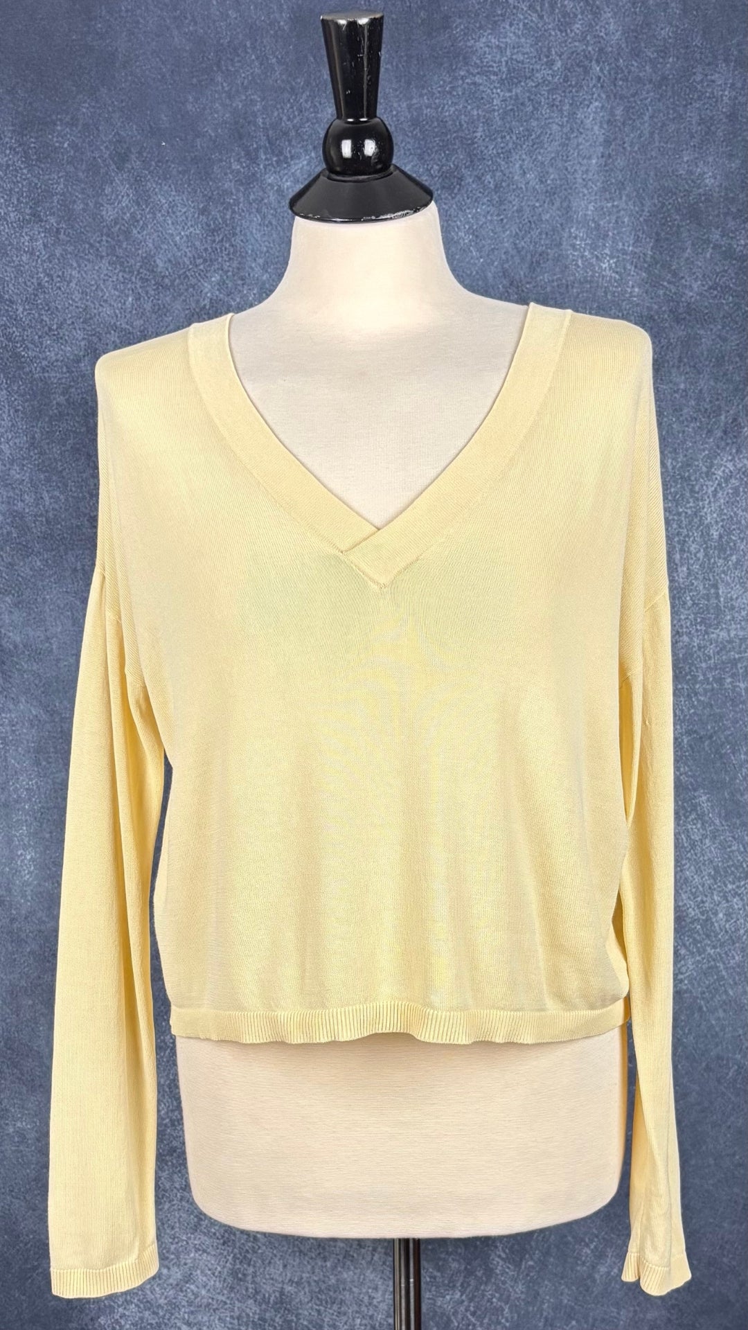 Chandail en tricot fin jaune doux à col en V large Samsøe Samsøe, taille estimée à small. Vue de face.