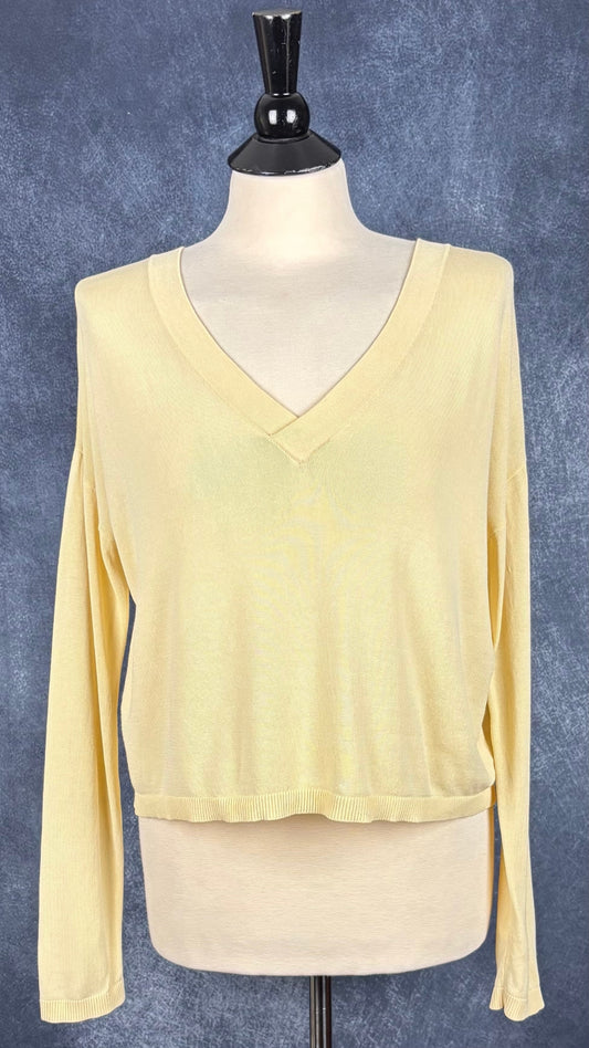 Chandail en tricot fin jaune doux à col en V large Samsøe Samsøe, taille estimée à small. Vue de face.