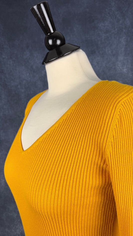 Chandail fin tricot soie et coton jaune safran Massimo Dutti, taille medium. Vue de l'encolure.