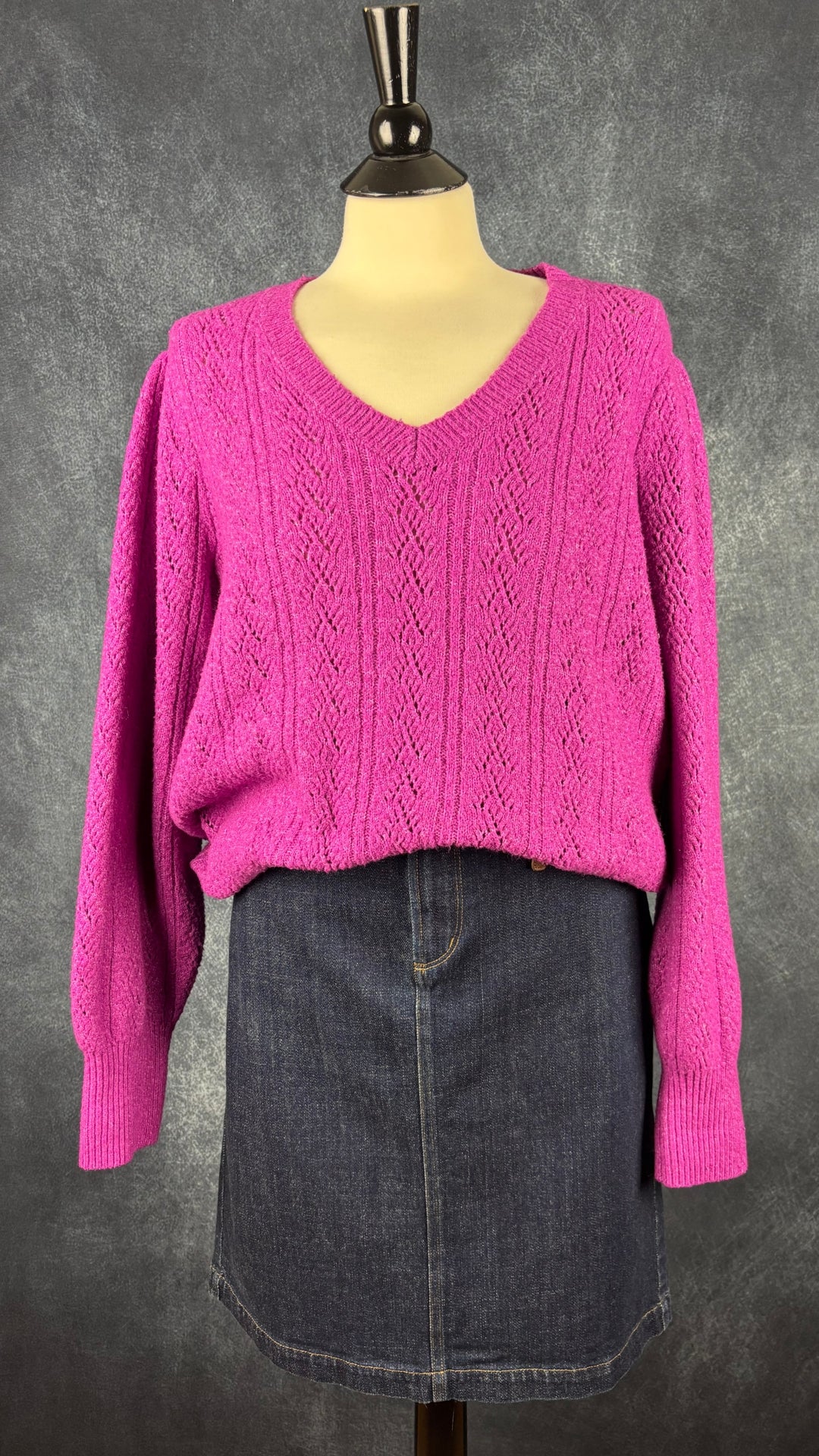Chandail en tricot rose-mauve à col en V Joie, taille 2X (xl). Vue de l'agencement avec la jupe en jeans foncé Lauren Ralph Lauren.