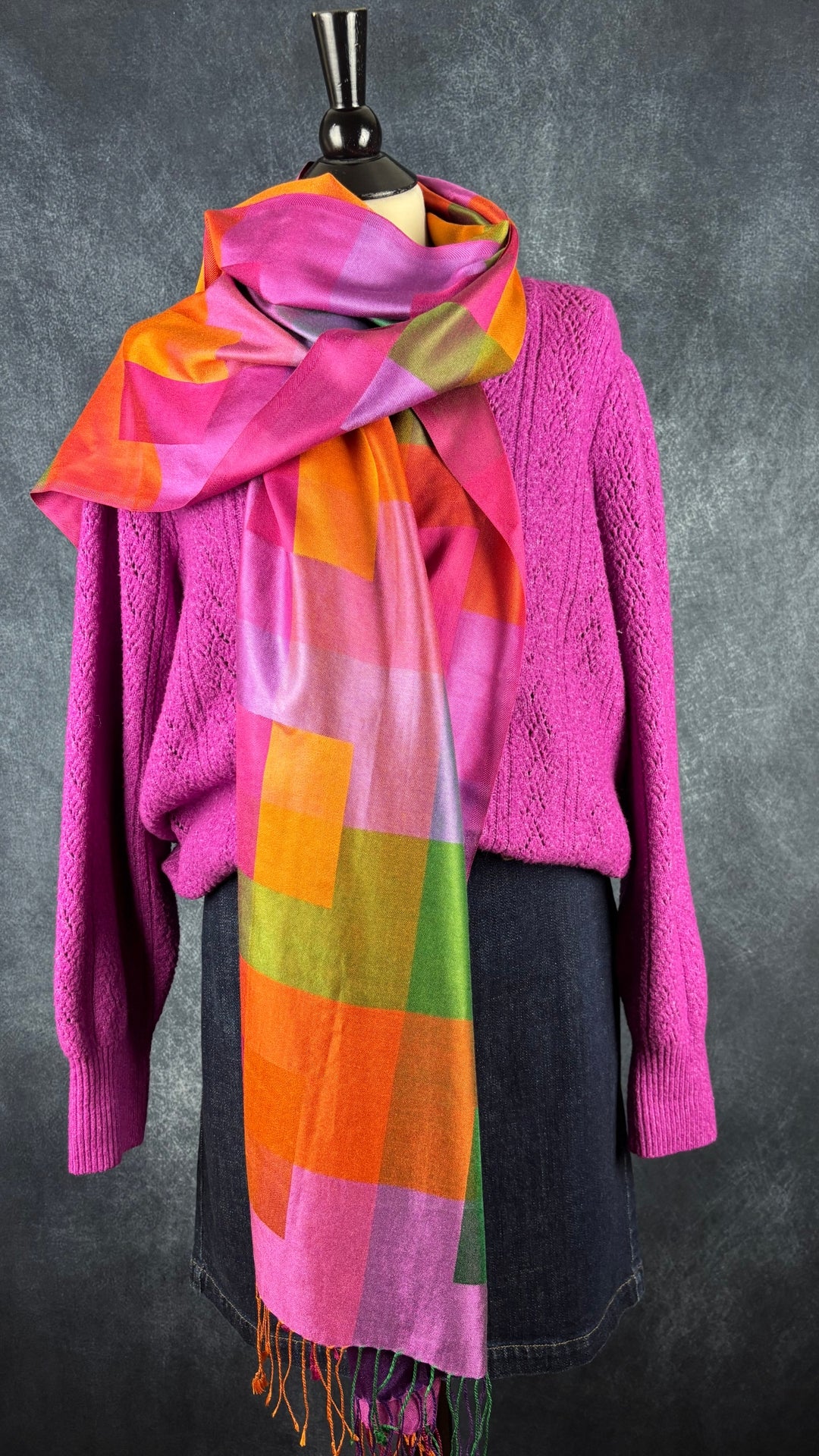 Chandail en tricot rose-mauve à col en V Joie, taille 2X (xl). Vue de l'agencement avec la jupe en jeans foncé Lauren Ralph Lauren et le foulard tissé en soie colorée.