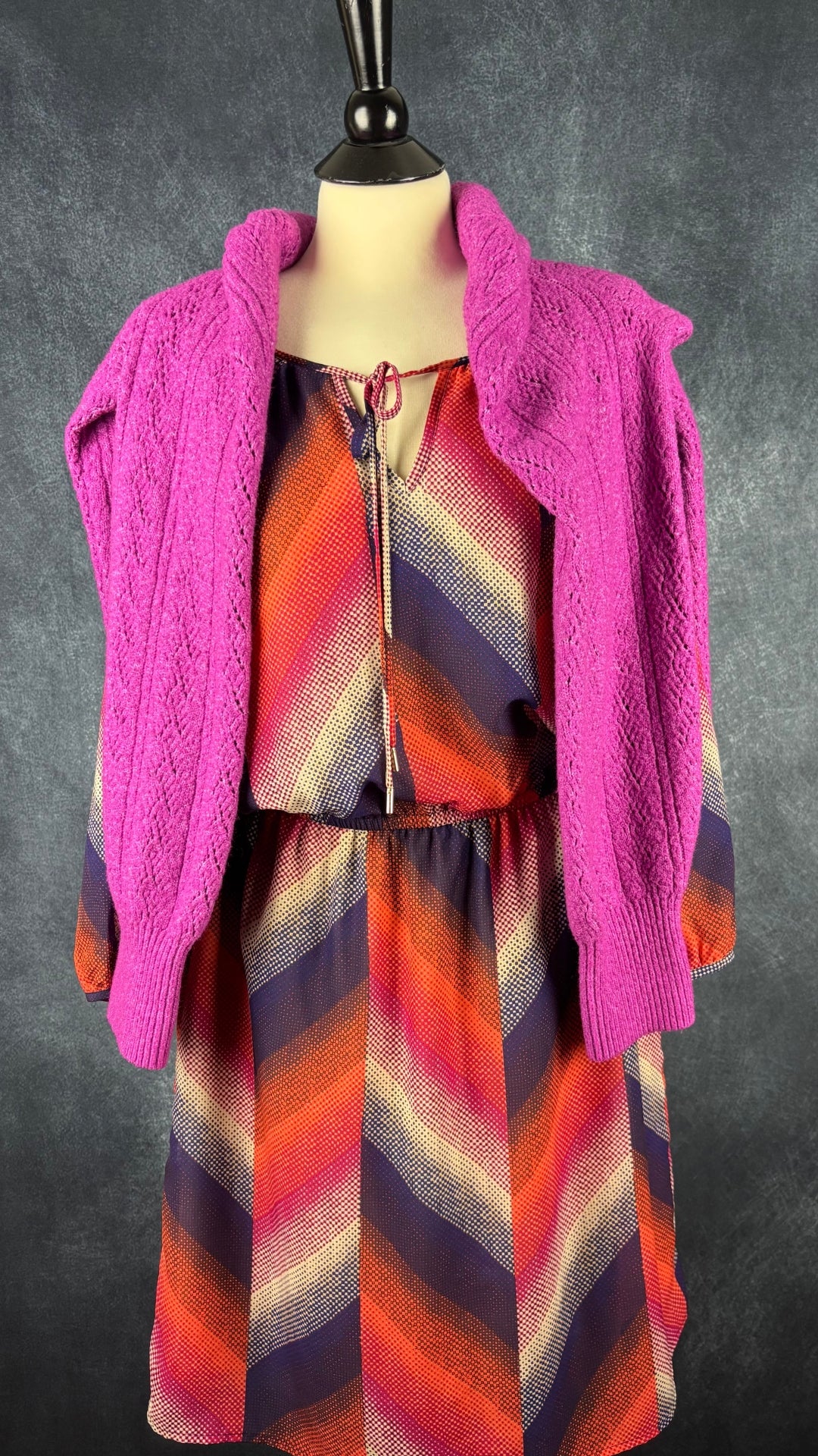 Chandail en tricot rose-mauve à col en V Joie, taille 2X (xl). Vue de l'agencement avec la robe colorée Banana Republic, déposé sur les épaules.