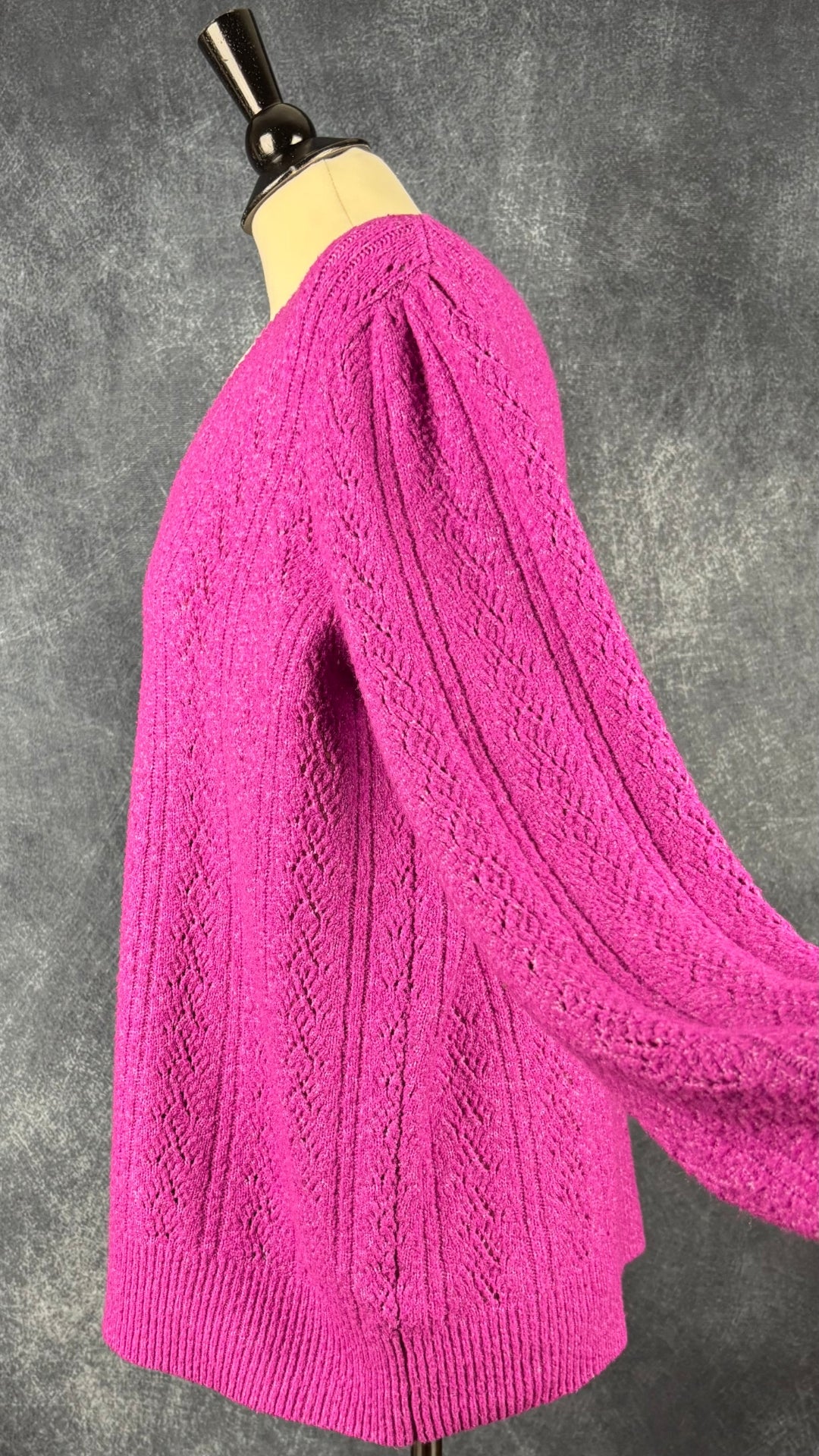 Chandail en tricot rose-mauve à col en V Joie, taille 2X (xl). Vue de côté, manche relevée.