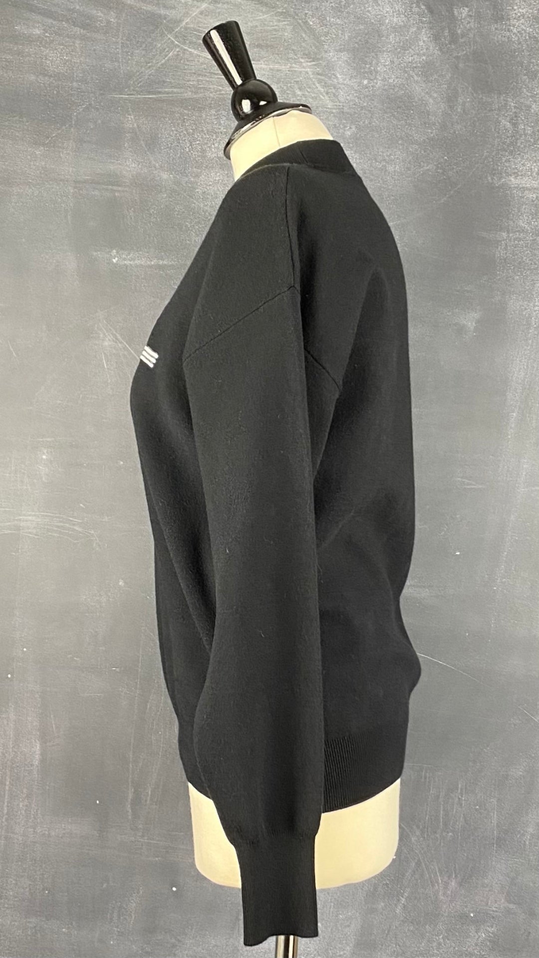 Chandail en tricot léger noir avec broderie Desigual, taille small. Vue de côté.