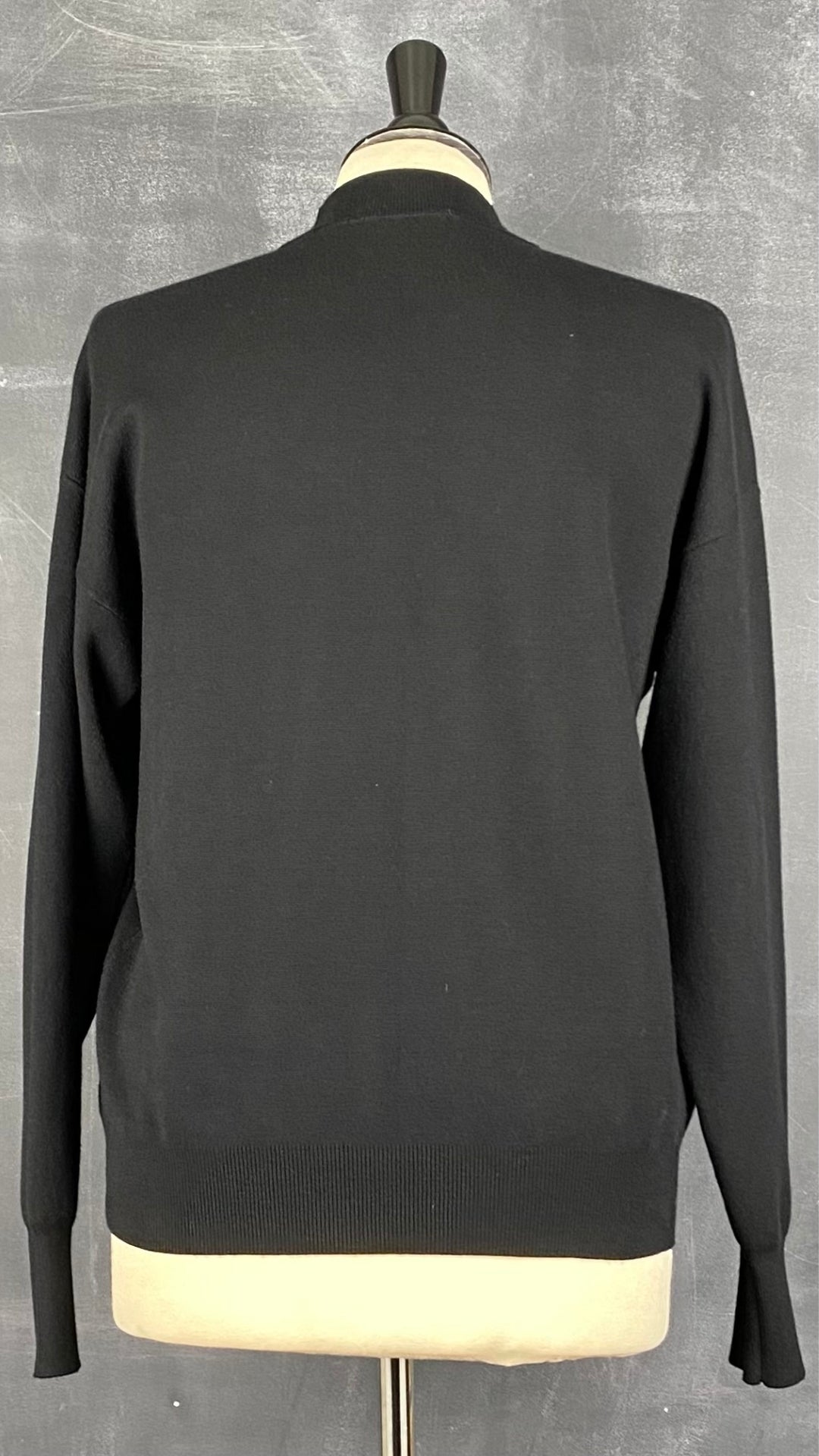 Chandail en tricot léger noir avec broderie Desigual, taille small. Vue de dos.
