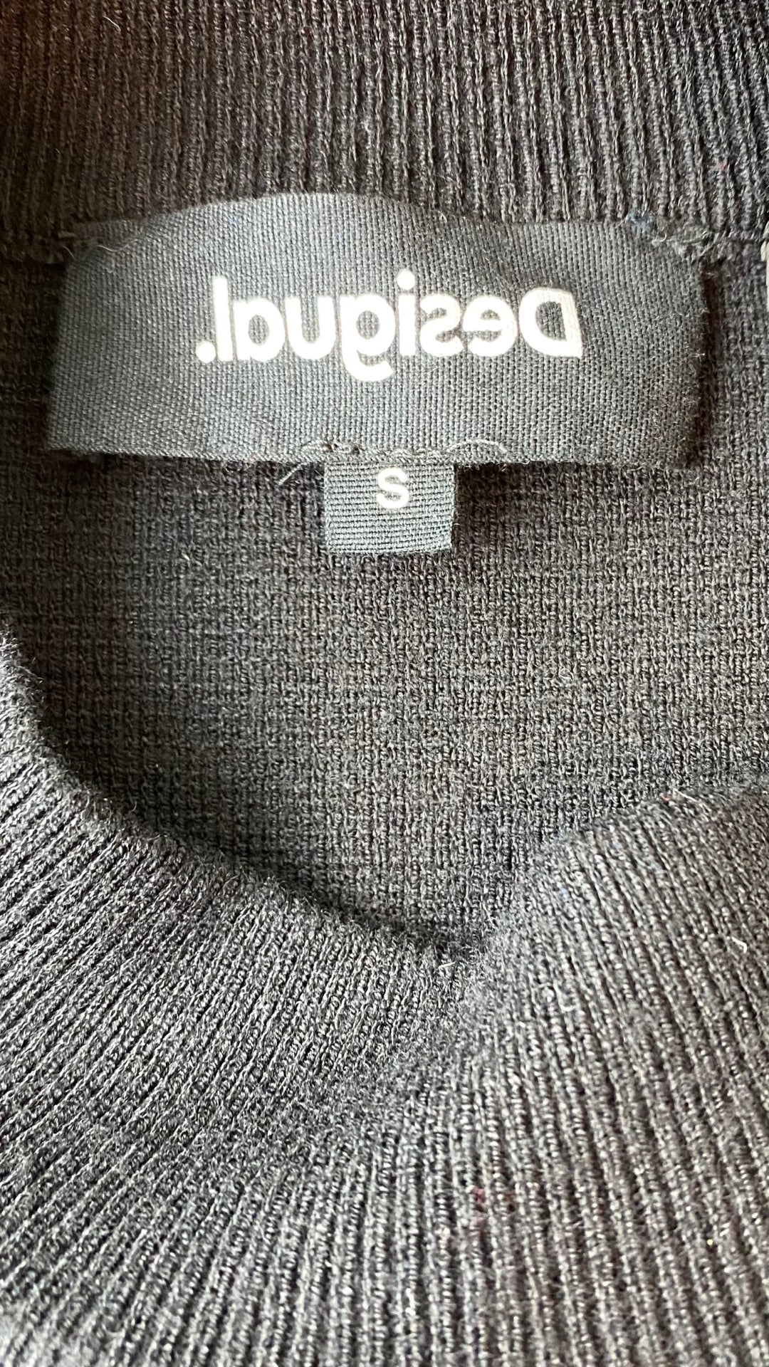 Chandail en tricot léger noir avec broderie Desigual, taille small. Vue de l'étiquette de marque et taille.
