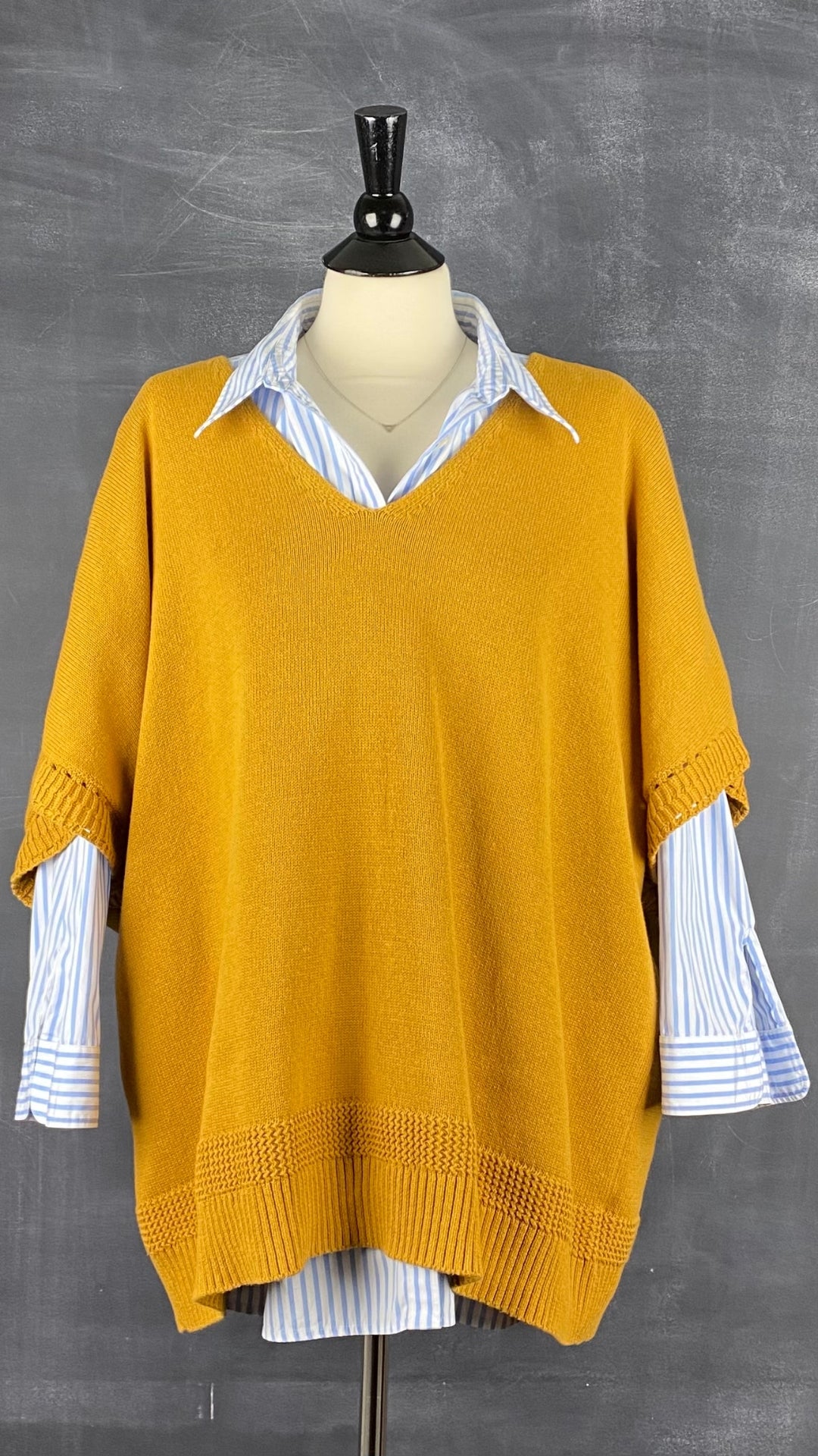 Chandail tricot manche cape ocre Joie, taille 3X. Vue de l'agencement avec le chemisier à rayures Ralph Lauren.