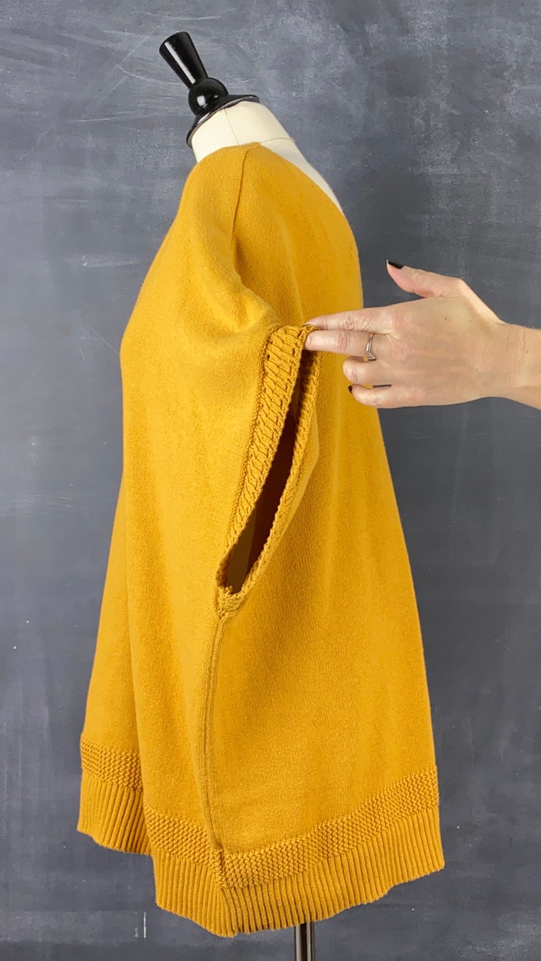 Chandail tricot manche cape ocre Joie, taille 3X. Vue de côté, manche relevée.
