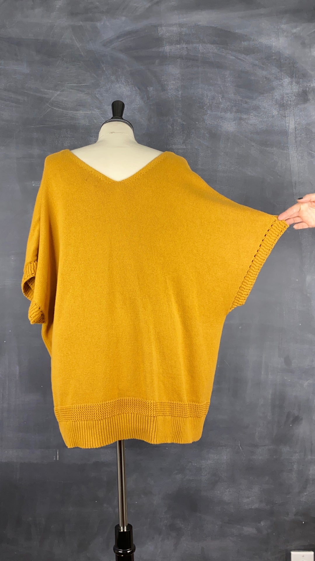 Chandail tricot manche cape ocre Joie, taille 3X. Vue de dos, manche relevée.