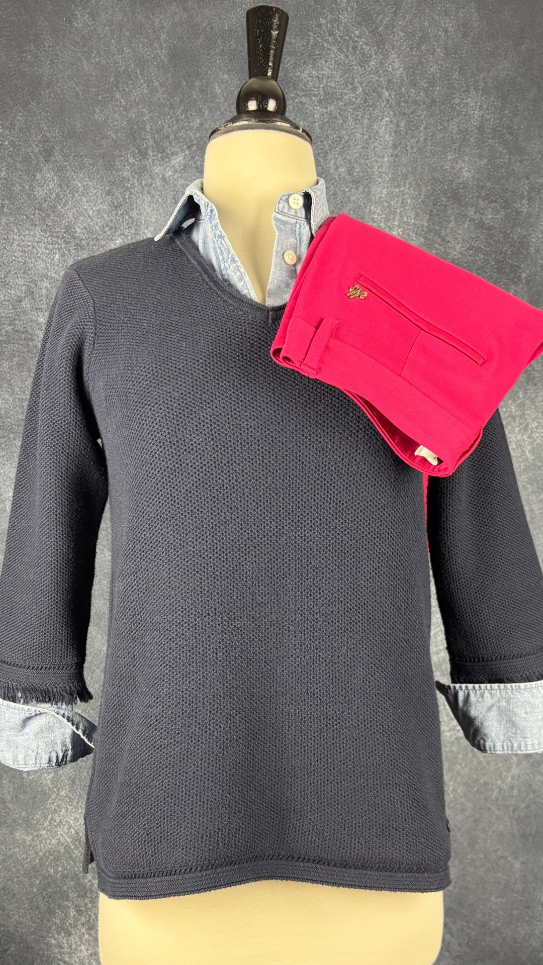Chandail en tricot marine Olsen Europe, taille xs/4. Vue de l'agencement avec le chemisier en jeans pâle J.Crew et le pantalon Mos Mosh rose cerise.