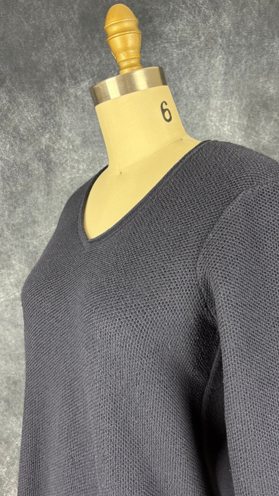 Chandail en tricot marine Olsen Europe, taille xs/4. Vue de l'encolure.