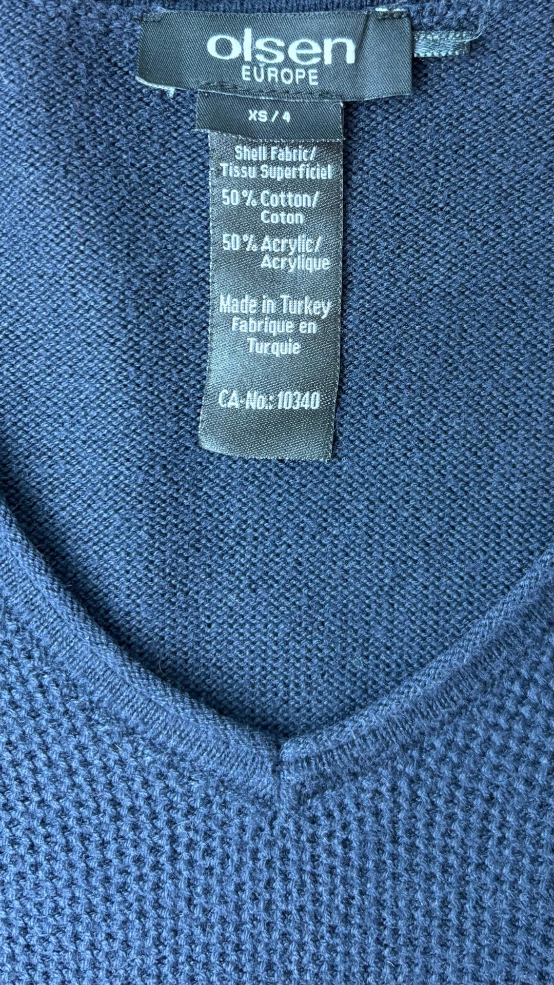 Chandail en tricot marine Olsen Europe, taille xs/4. Vue de l'étiquette.