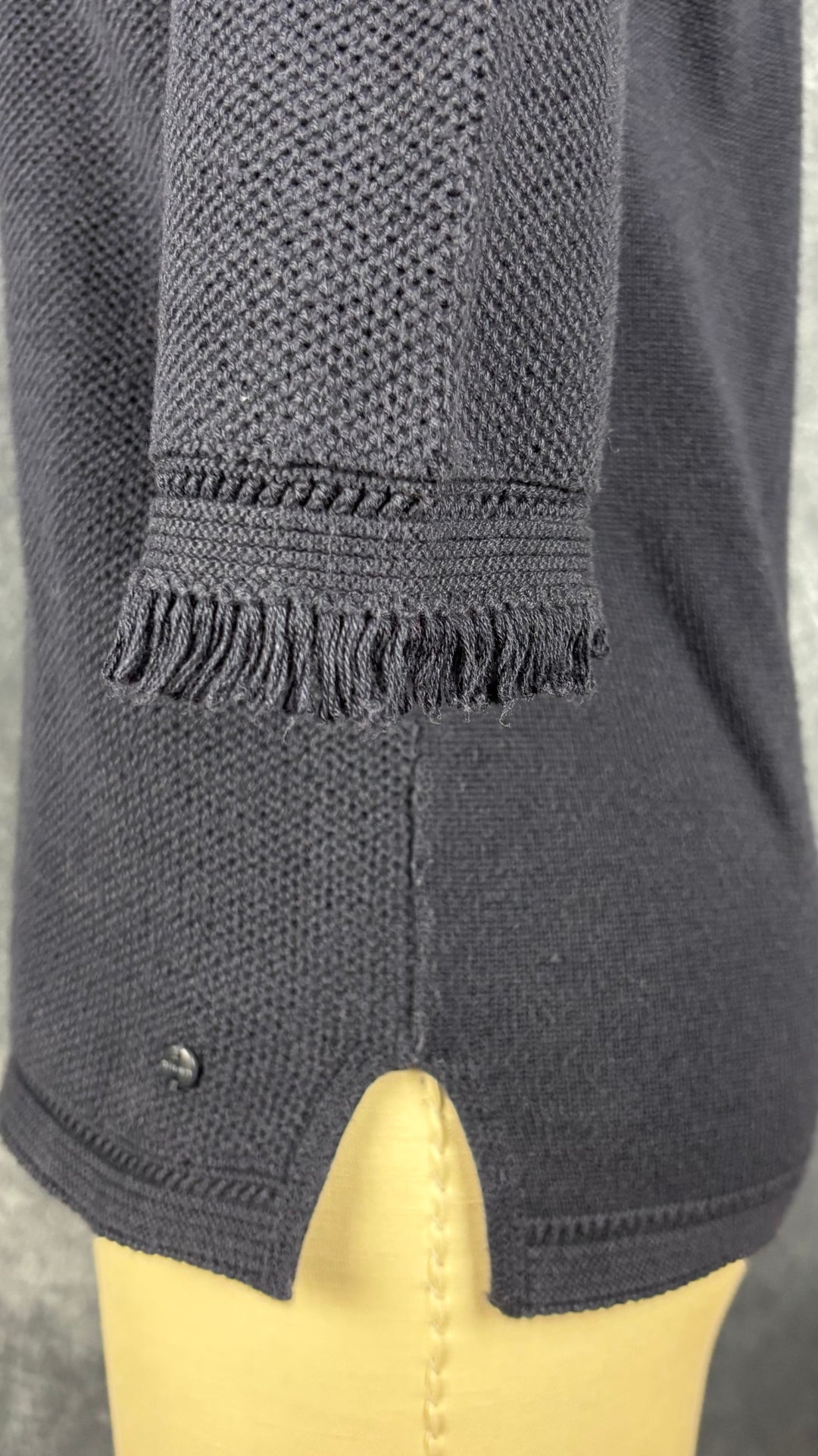 Chandail en tricot marine Olsen Europe, taille xs/4. Vue de la manche de près.