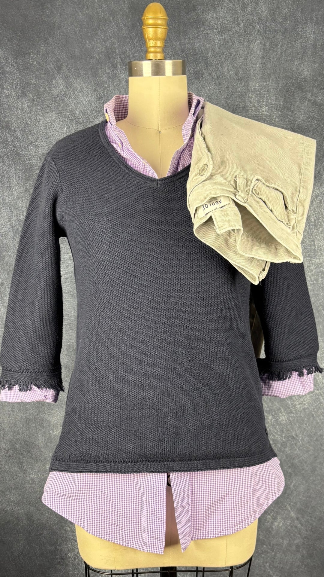 Chandail en tricot marine Olsen Europe, taille xs/4. Vue de l'agencement avec la chemise vichy mauve et le pantalon gris pâle Agolde.