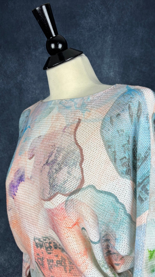 Chandail en doux tricot à motif pastel Loggia de Tessitori, taille medium. Vue de l'encolure.