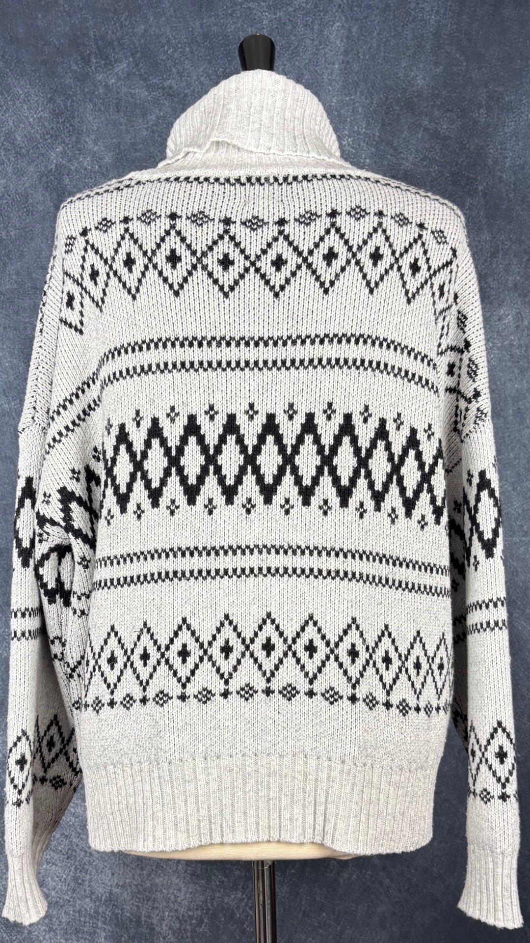 Chandail en tricot douillet à motifs à col roulé Joie, taille xl. Vue de dos.