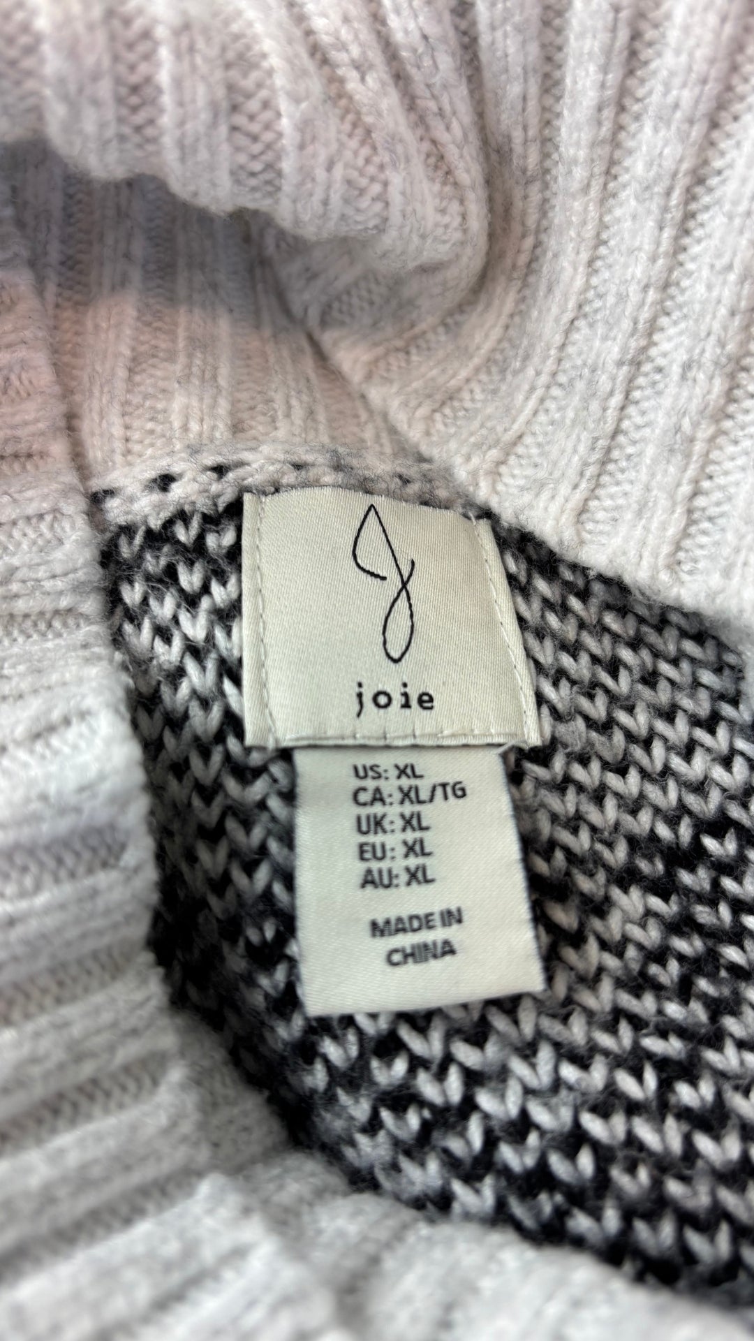 Chandail en tricot douillet à motifs à col roulé Joie, taille xl. Vue de l'étiquette.