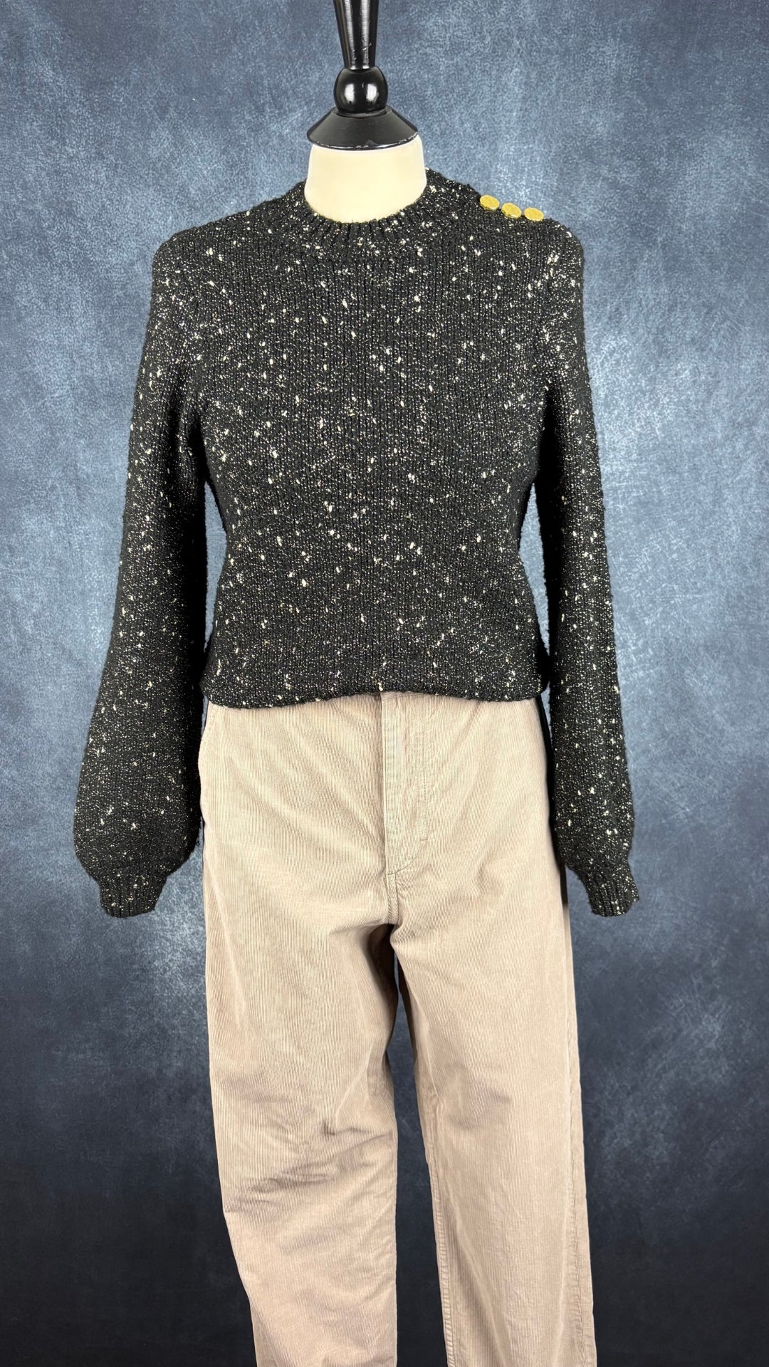 Chandail en tricot noir et doré Ichi, taille small. Vue de l'agencement avec le pantalon beige en velours côtelé Cos.