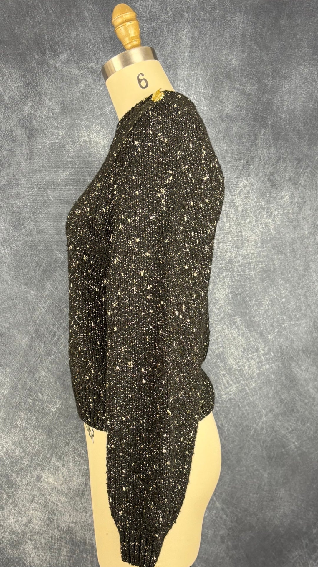 Chandail en tricot noir et doré Ichi, taille small. Vue de côté.