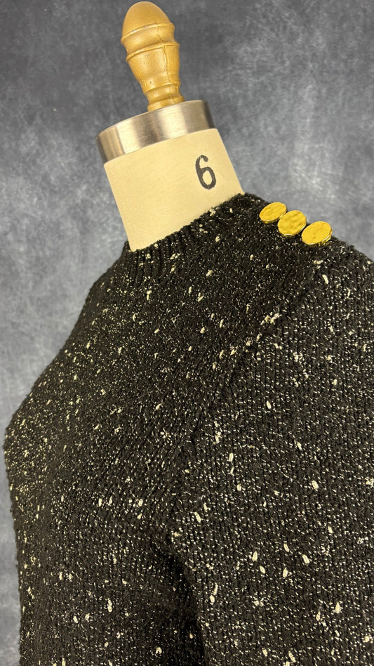 Chandail en tricot noir et doré Ichi, taille small. Vue de l'encolure.