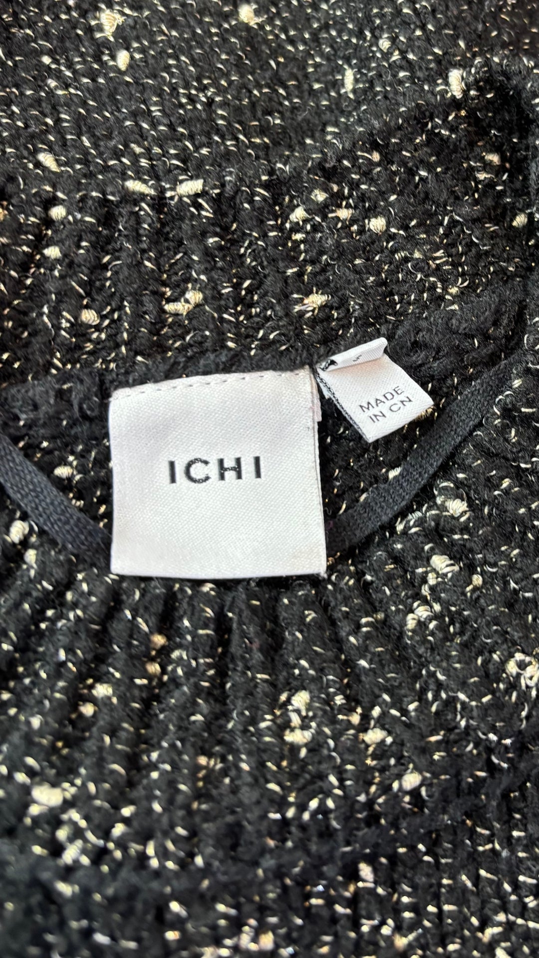 Chandail en tricot noir et doré Ichi, taille small. Vue de l'étiquette.