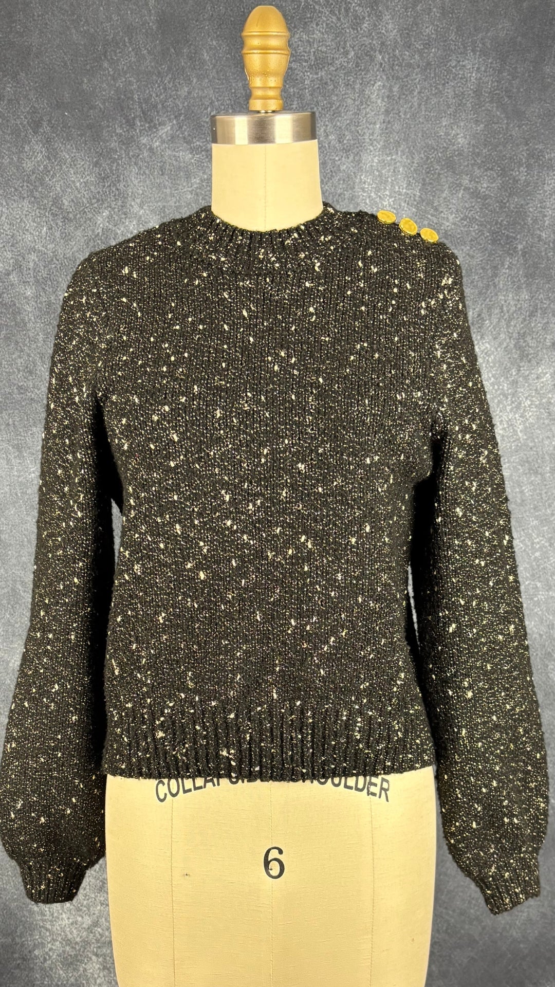 Chandail en tricot noir et doré Ichi, taille small. Vue de face.