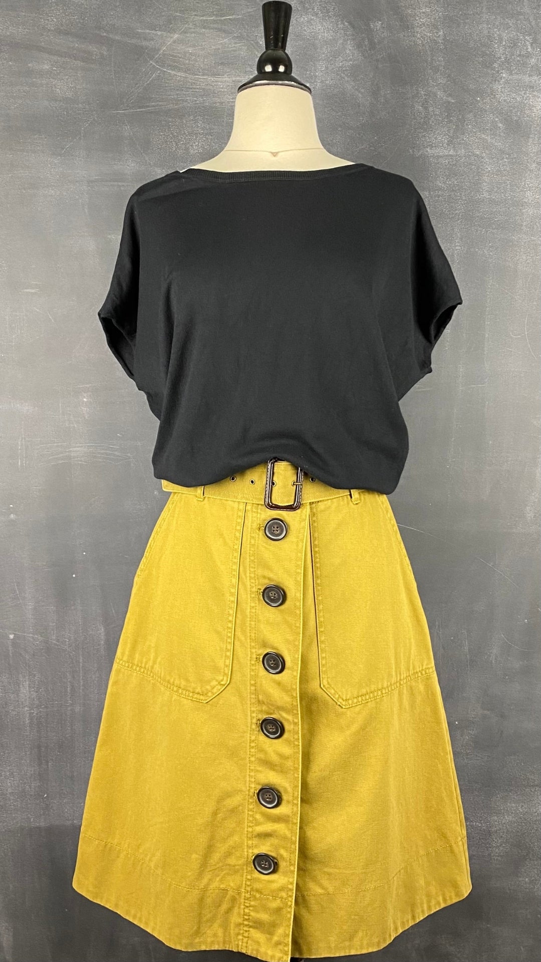 Chandail en tricot noir fin extensible Oui, taille 4 (xs/s). Vue de l'agencement avec la jupe boutonnée ocre J.Crew.