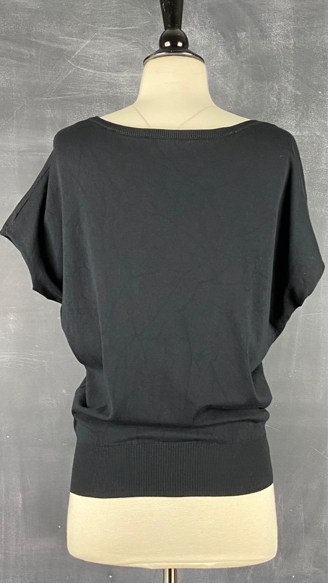 Chandail en tricot noir fin extensible Oui, taille 4 (xs/s). Vue de dos.