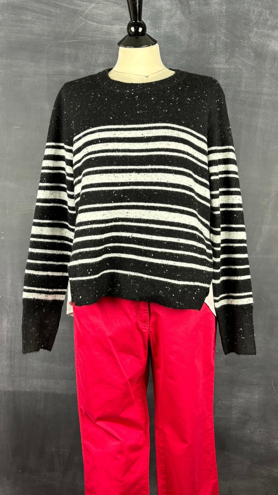 Chandail en tricot à rayures et dos fluide crème Karl Lagerfeld Paris, taille estimée à large. Vue de l'agencement avec le pantalon fuchsia Brax.