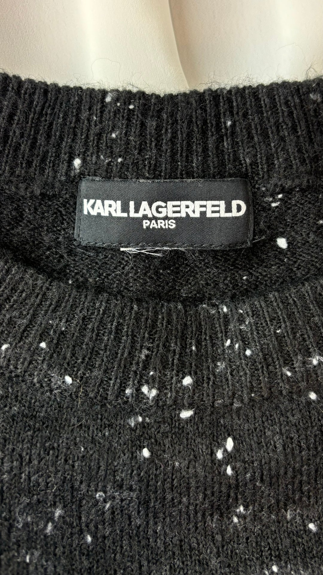 Chandail en tricot à rayures et dos fluide crème Karl Lagerfeld Paris, taille estimée à large. Vue de l'étiquette.