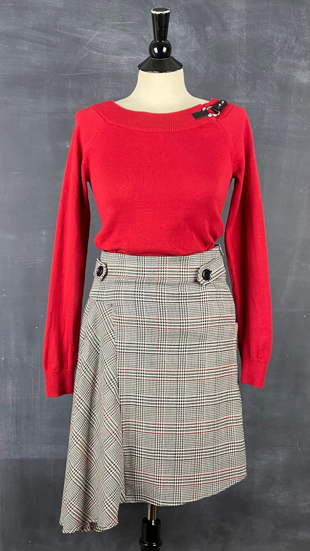 Chandail en tricot rouge col bateau Lauren Ralph Lauren, taille small. Vue de l'agencement avec la jupe asymétrique à carreaux Imperial.
